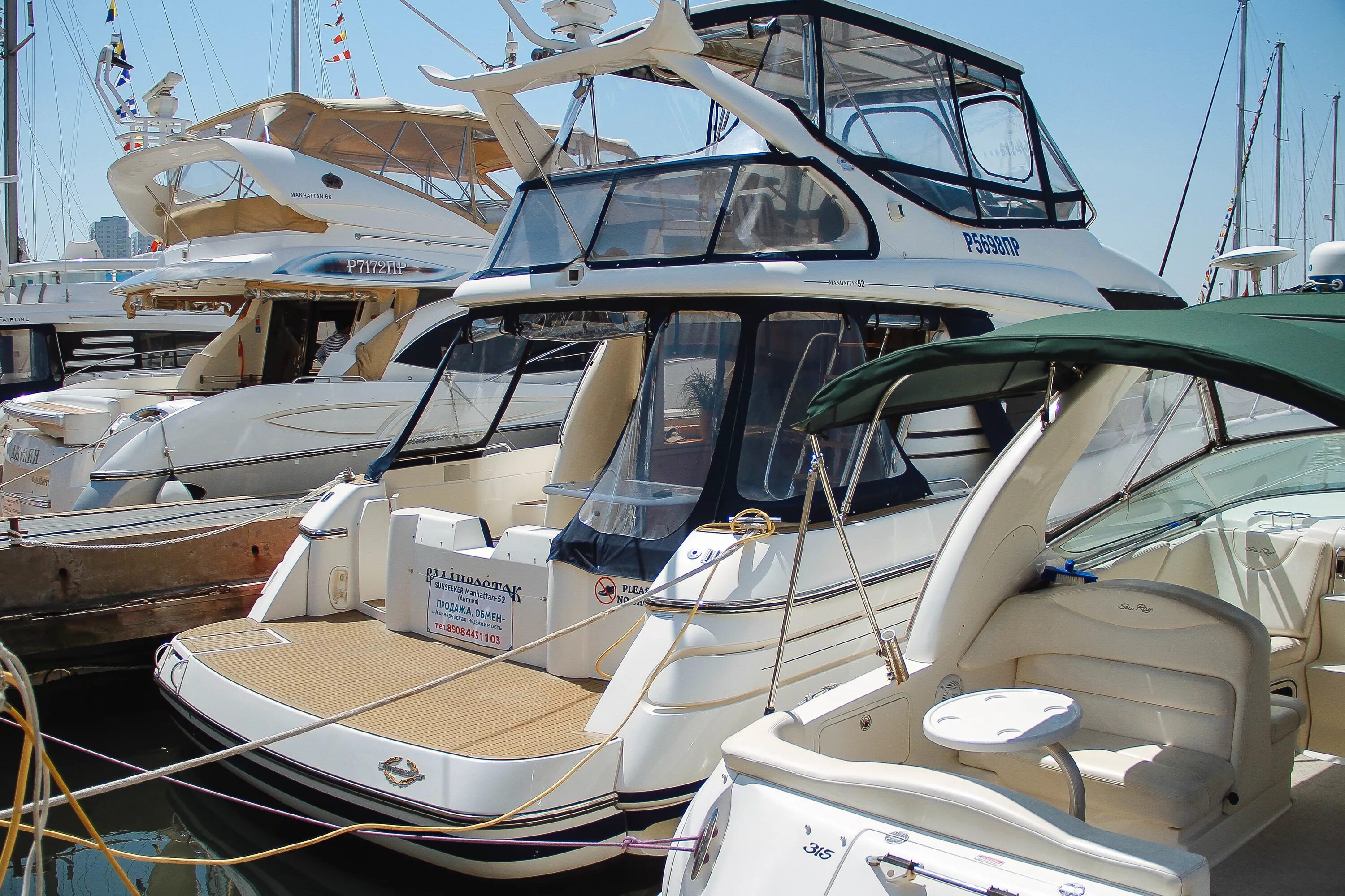 Ласточка boat show. Катер владивосток. Катер владивосток. Люк с лестницей на яхте. Большой катер во владивостоке.