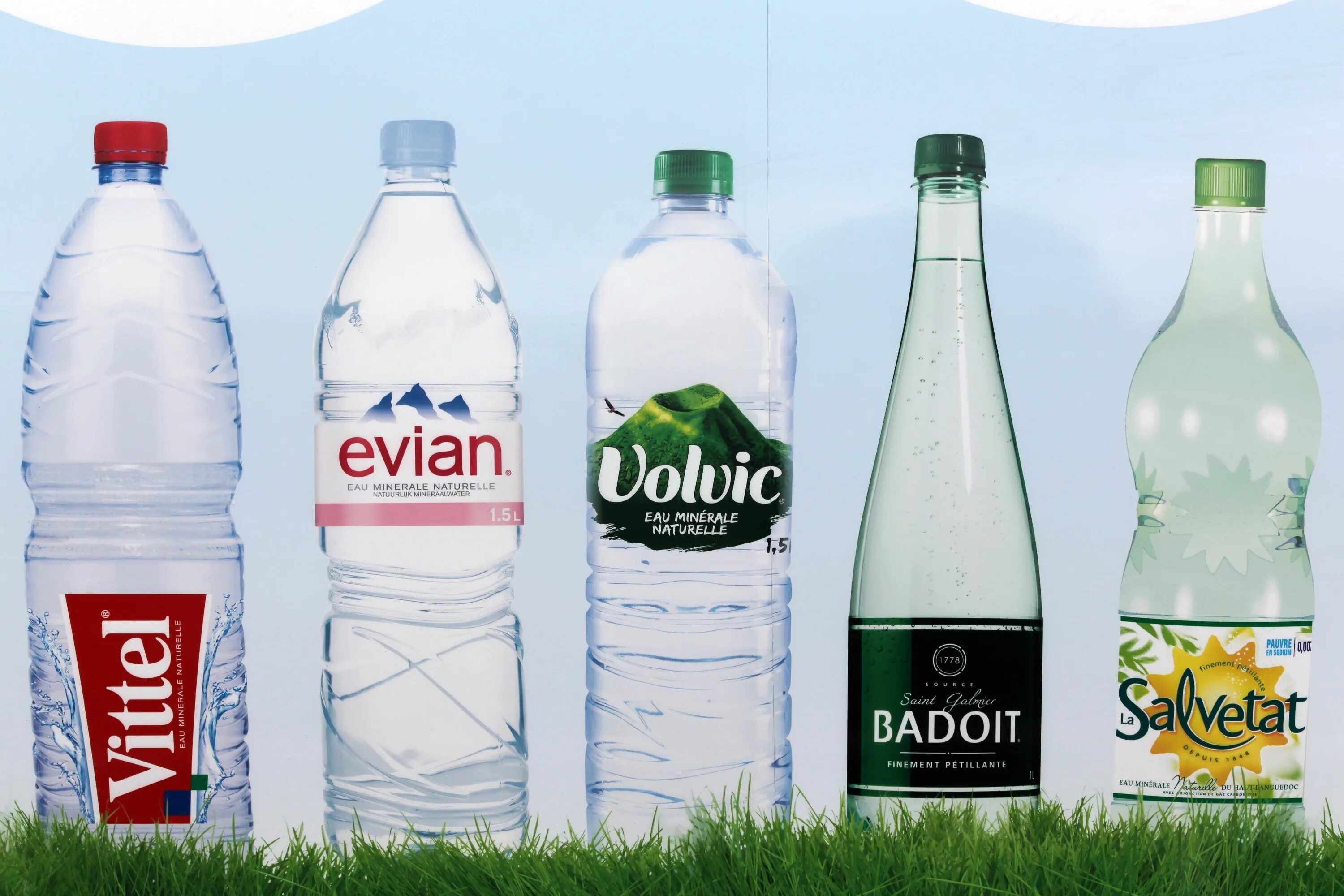 Вода по французски. Французский бренд воды. Французская вода в бутылках. Минеральная вода Франция марки. Французские марки воды.
