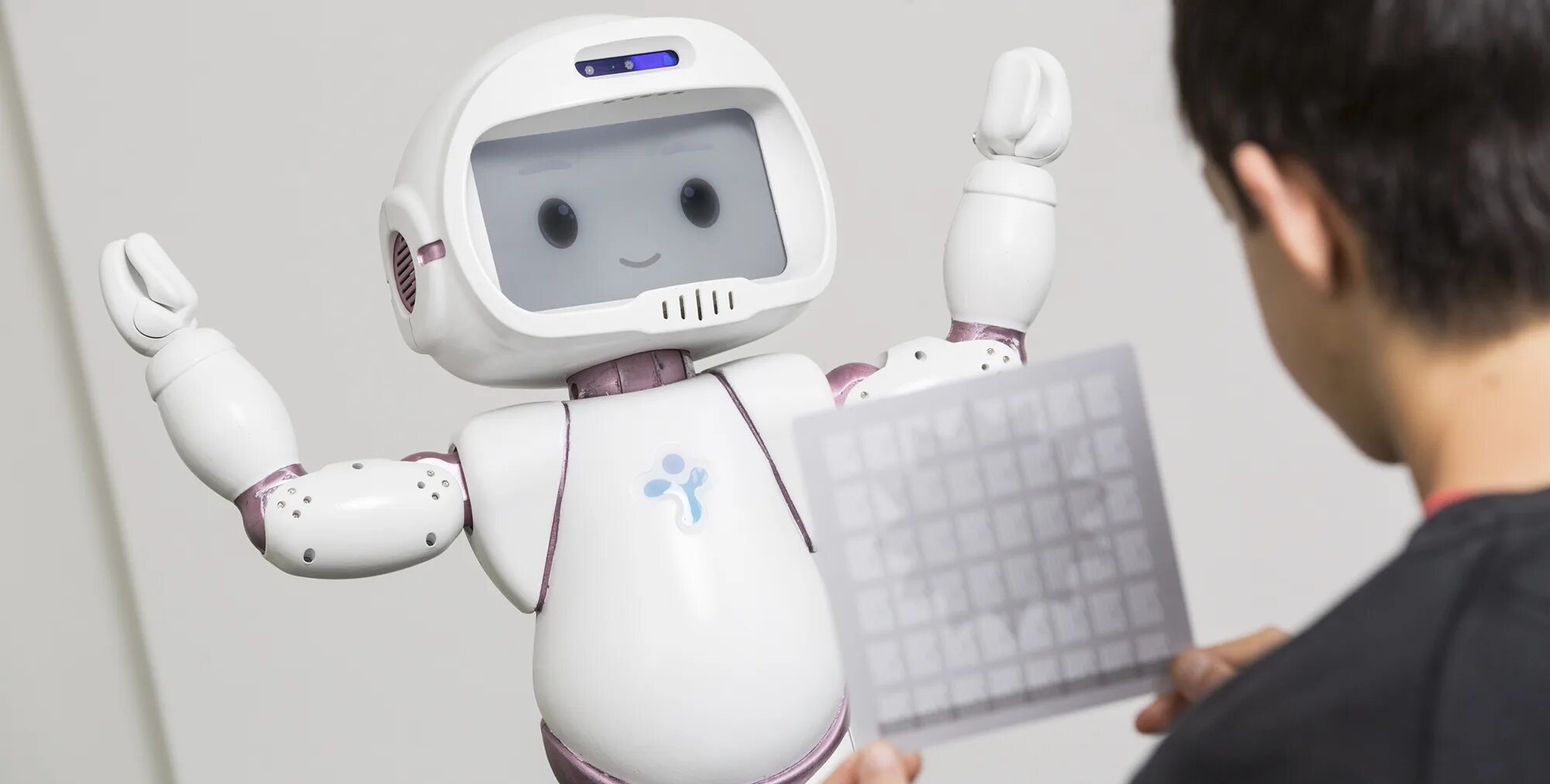 Robot calls. QTROBOT. Домашний робот. Игрушка робот для детей с аутизмом. Робот хелп.