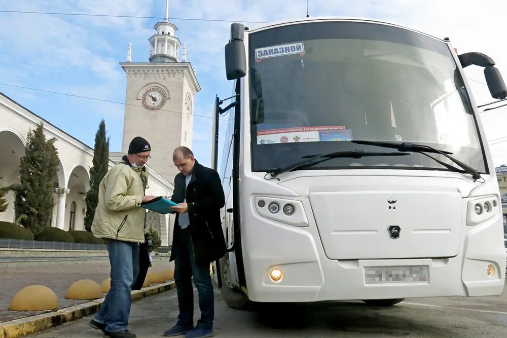 Автобус крымчане. Автобус Крым. Автобус Крым Россия. Автобусом к морю Крым. Автобусом на черное море.