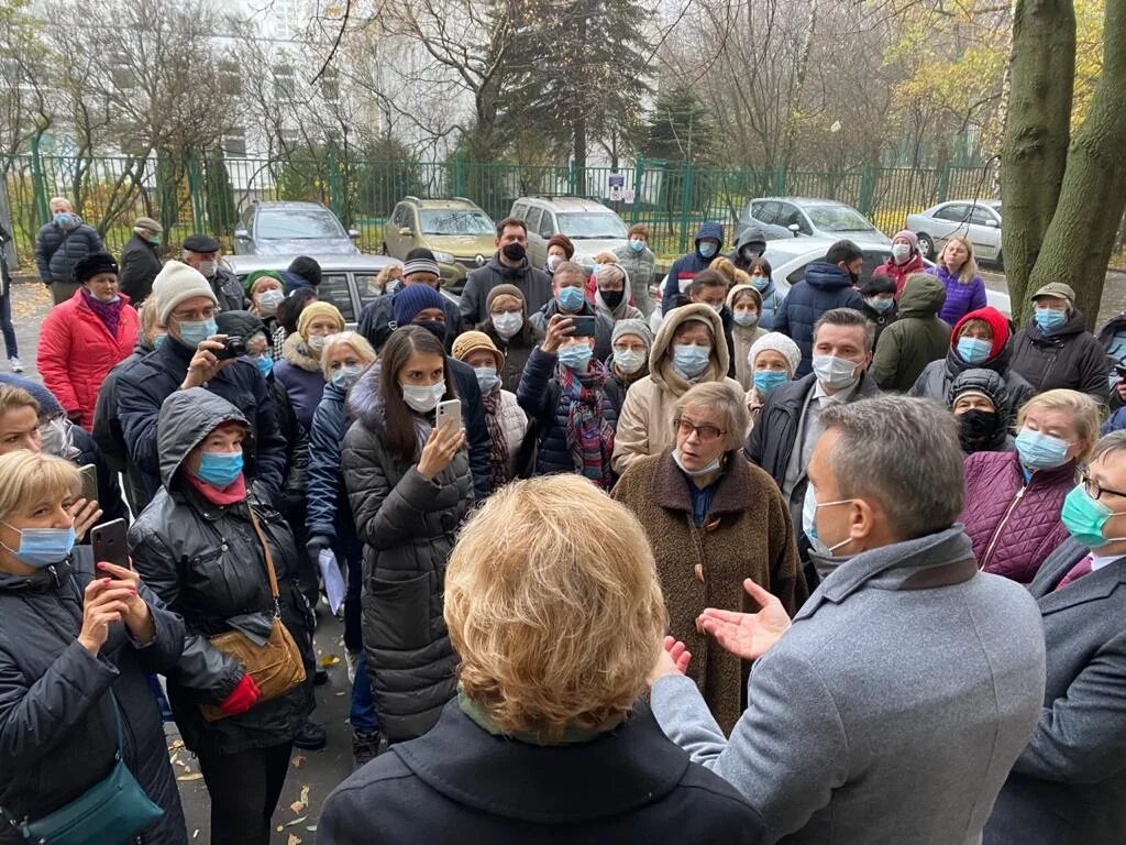 Толпа голодных парней. Толпа мигрантов. Массовое скопление людей. Уличная толпа. Паническая толпа.