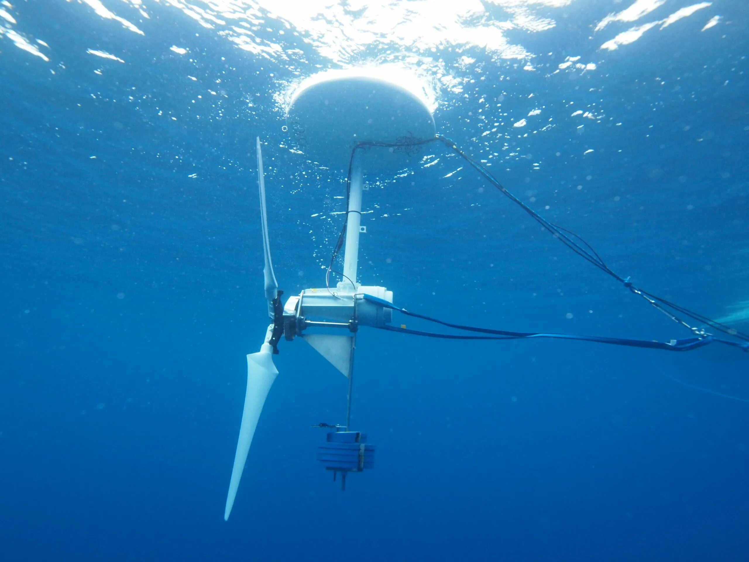 Волновая электростанция Oceanlinx. Подводный ветряк. Энергия океана. Подводные электростанции. Энергия сообщаемая в воде