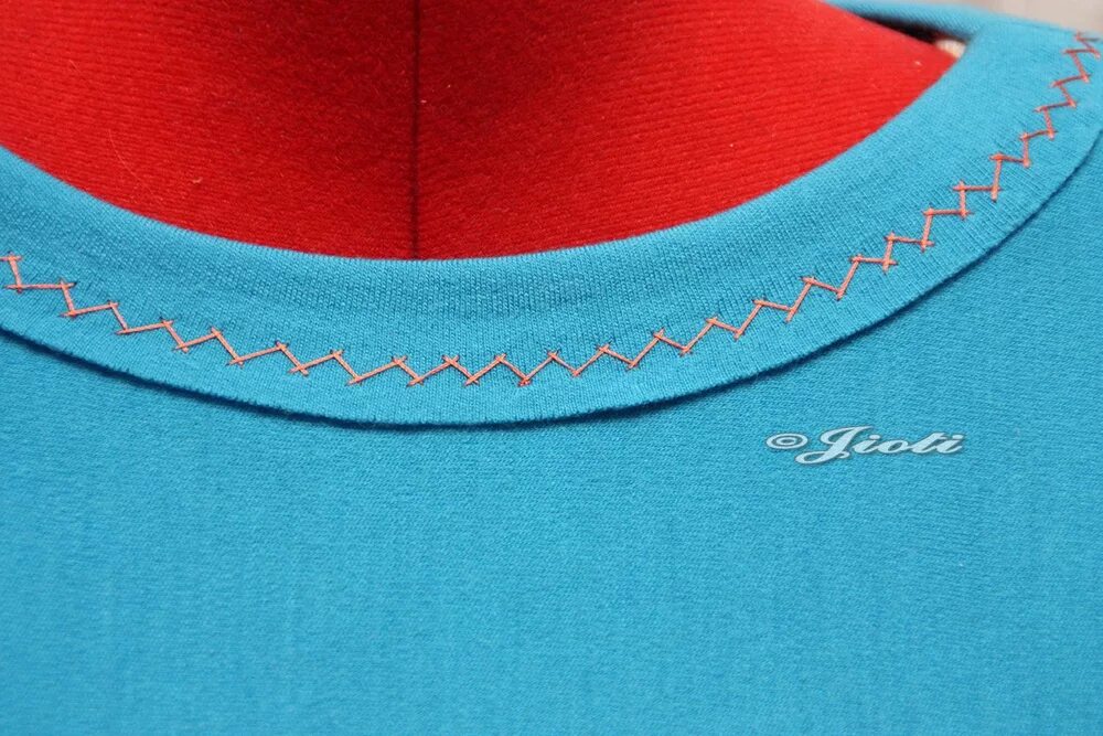 обработать горловину на трикотаже. бейка на одежде. обтачка горловины трикотажного изделия. обработка горловины трикотажных изделий. обработка горловины трикотажных изделий.