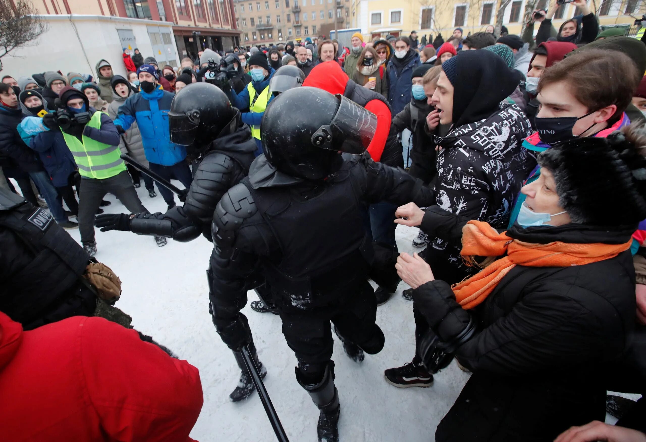 Омоновцы избивают протестующих. Петербург протесты полиция. ОМОН против протестующих. Митинги в России. Митинг в спб навальный