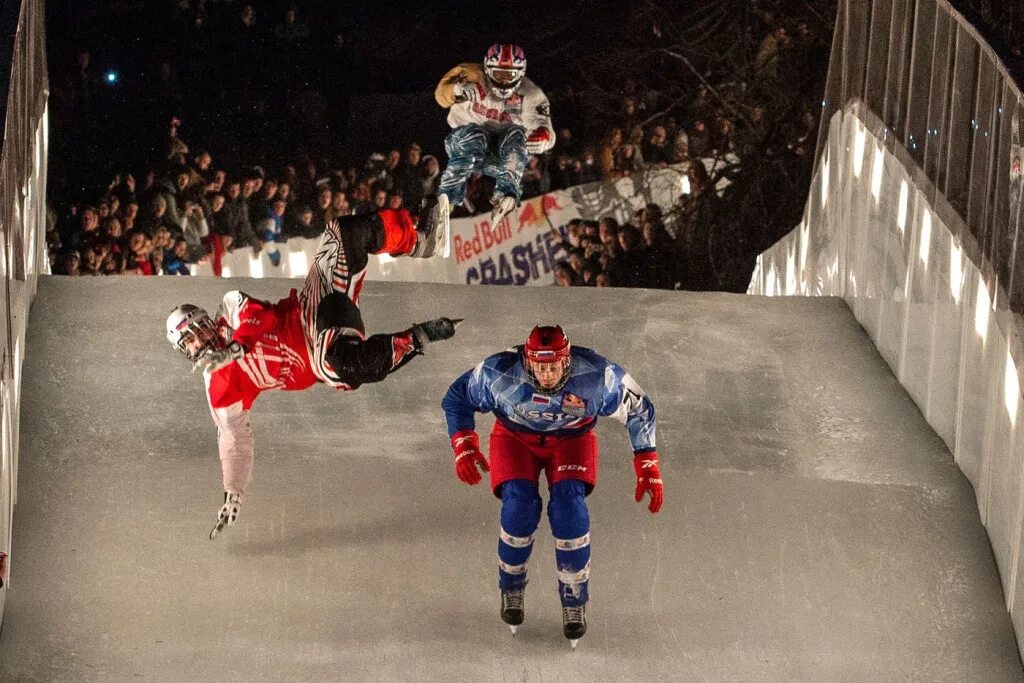 Скоростной спуск на коньках. Экстремальный спуск на коньках. Гонки на коньках с горы. Айс кросс даунхилл. Скоростной спуск на коньках.