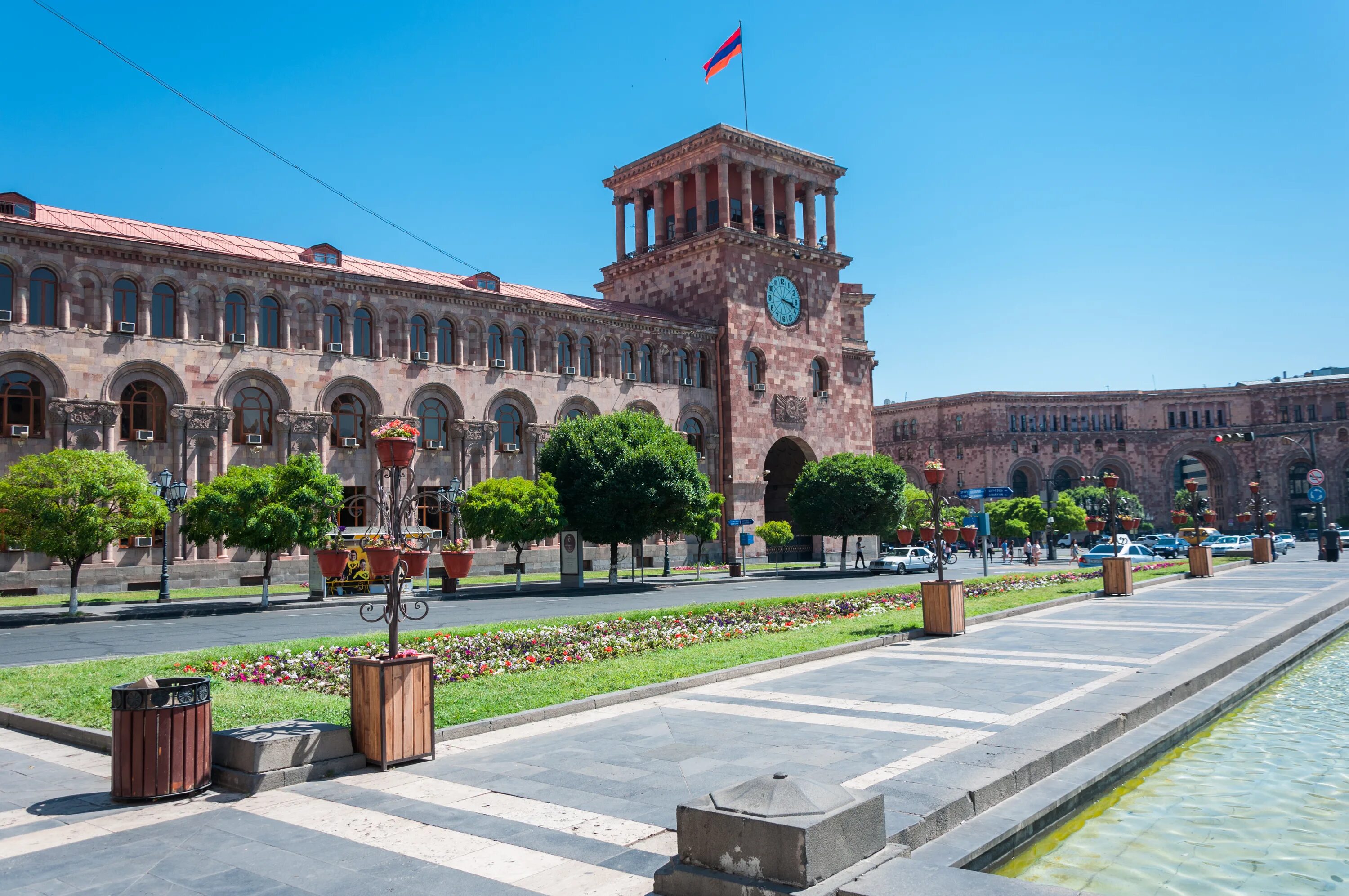 Ani Central Inn Ереван. Площадь Республики Армения. Ширак Молл в Гюмри. Отель Ани централ ИНН Ереван. Очередь в ереване