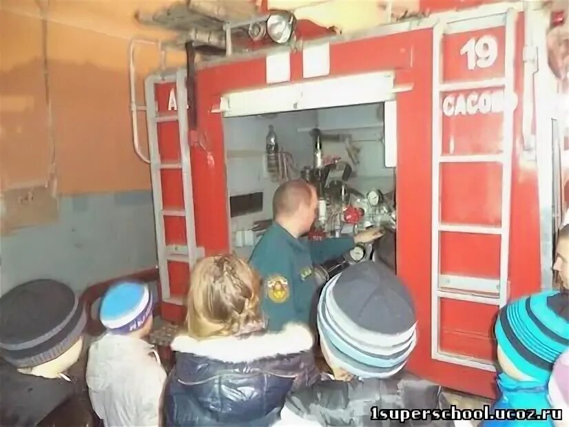 Пожарная часть 19 русский язык. 19 Пожарная часть Москва. Будка спасателя внутри. Пожарная часть 19 Сокол. Пожарная часть 19 Ижевск.