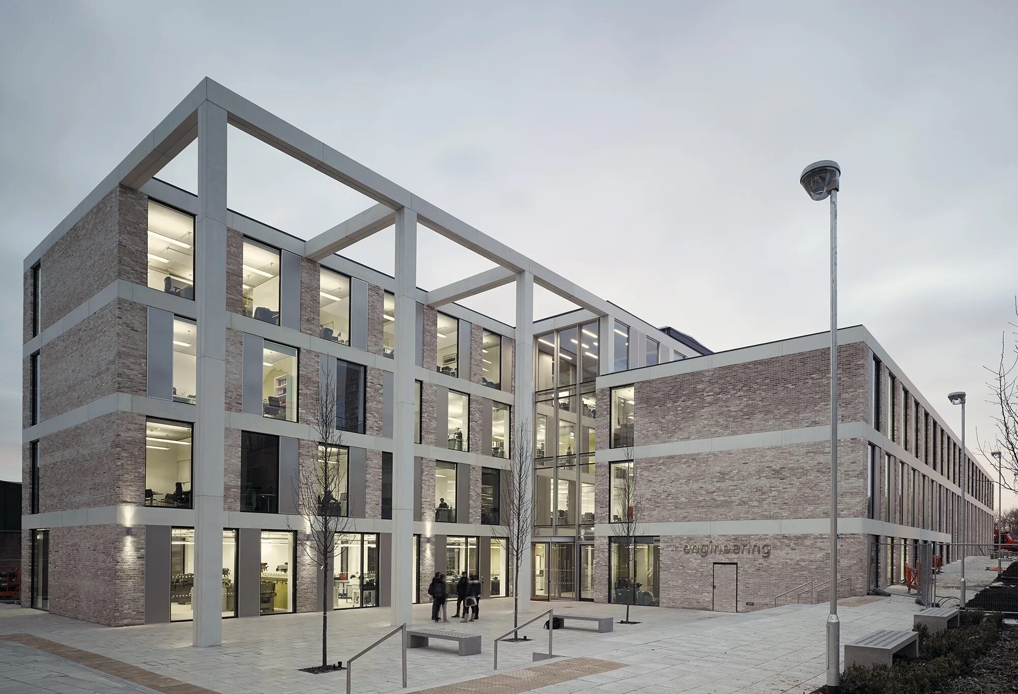 Lancaster University facade. Архитектура фасады Архдейли школы. Архитектура школа Litherland High School. Современные школы архитектура.