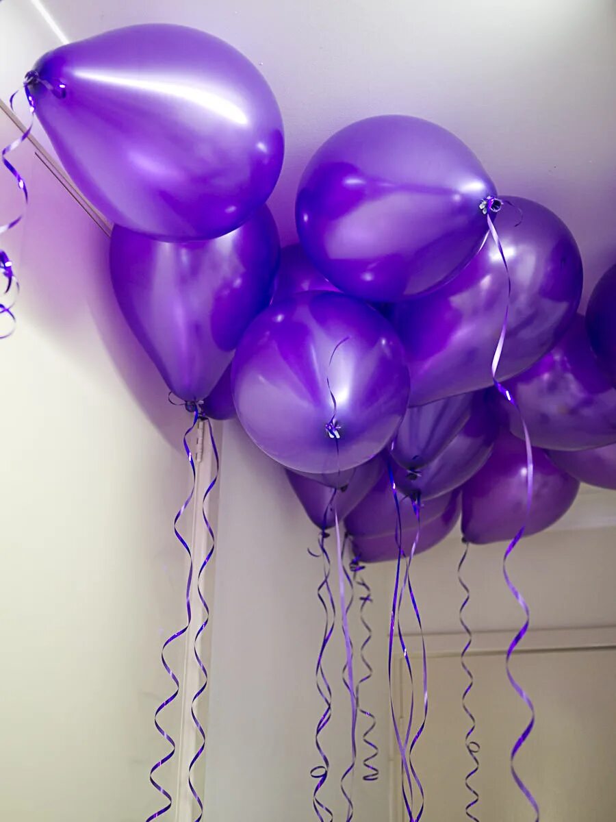 Фиолетовый цвет шаров. Фиолетовые шары. Фиолетовые воздушные шары. Фиолетовый шарик. Украшение шарами фиолетового цвета.