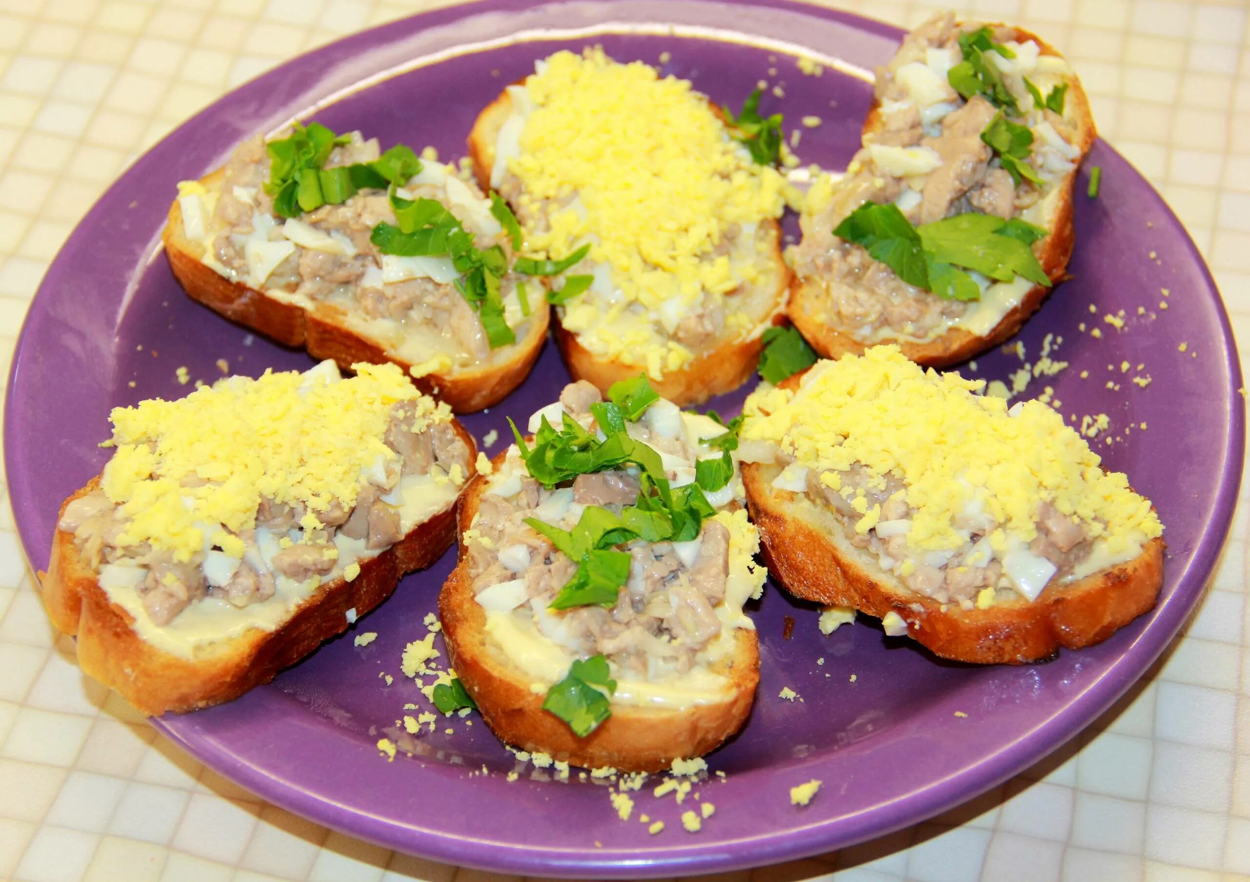 Бутерброды с горбушей консервированной. Вкусные бутерброды. горячие бутерброды. простые и вкусные бутерброды. простые бутерброды на стол.