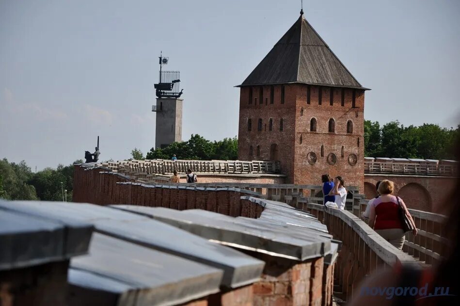 Реставрация великого новгорода. Кремль в Великом Новгороде. Реставрация Новгородского Кремля в Великом Новгороде. Реставрация в Новгородском Детинце. Стена Новгородского Кремля.