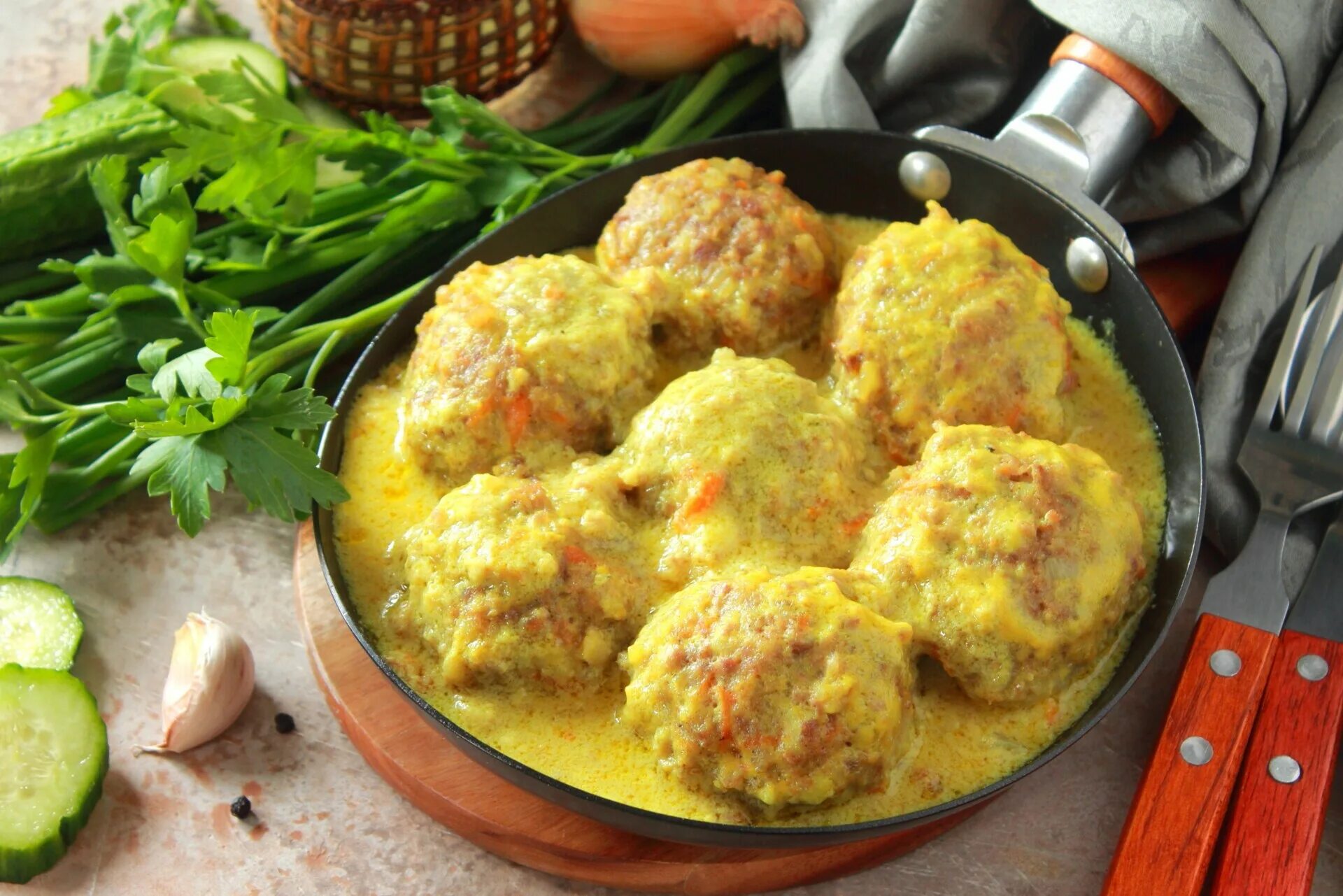 Тефтели с рисом в сметанном соусе. Тефтели ежики в сметанном соусе. Ёжики из фарша с рисом в сметанном соусе в духовке. Ёжики в сметанном соусе. Мясные ежики в сметане.