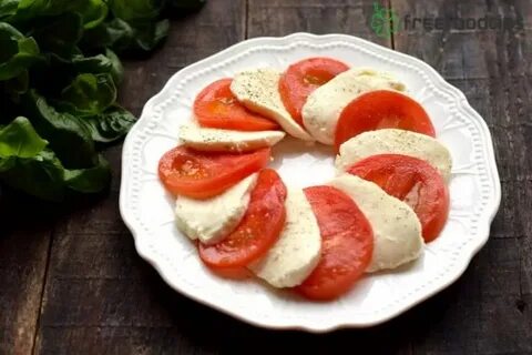 Пирог с моцареллой и помидорами