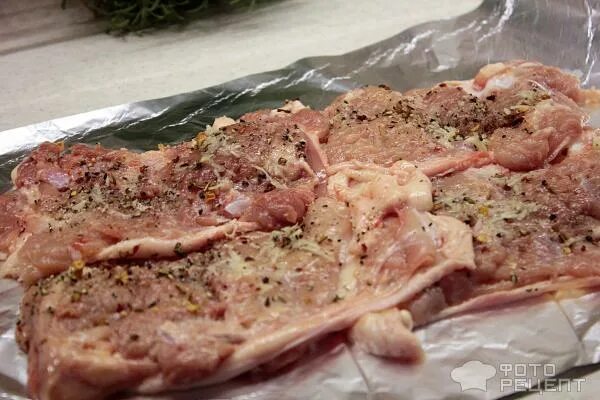 куриные бедра в сметане. гарнир к окорочкам в духовке. курочка с грибами в сливочном соусе. куриные бедрышки запеченные. куриная голень в сливочном соусе с грибами.