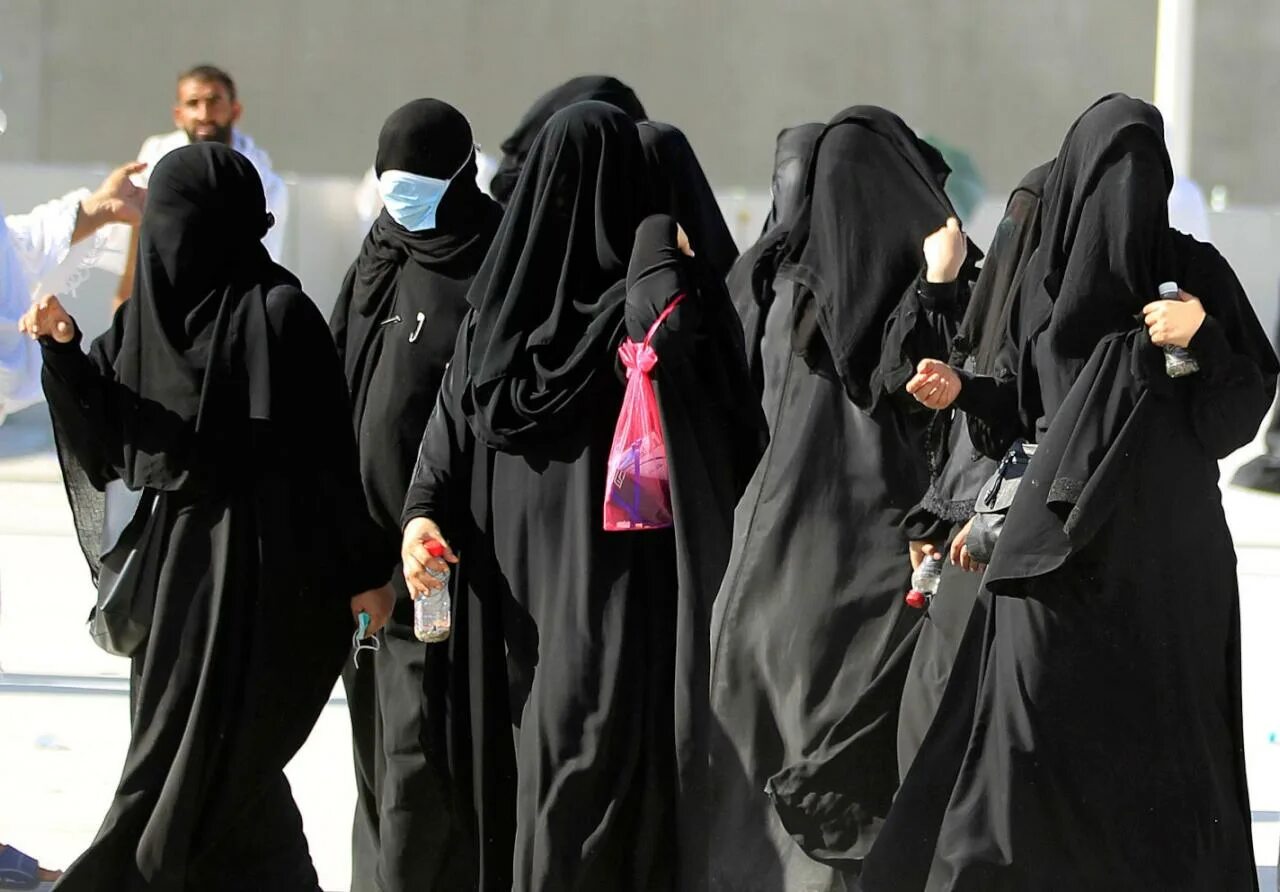 Паранджа в россии. Никаб Саудовской Аравии. Никаб Дубай. Саудовская Аравия абайя. Арабские эмираты одежда для женщин.