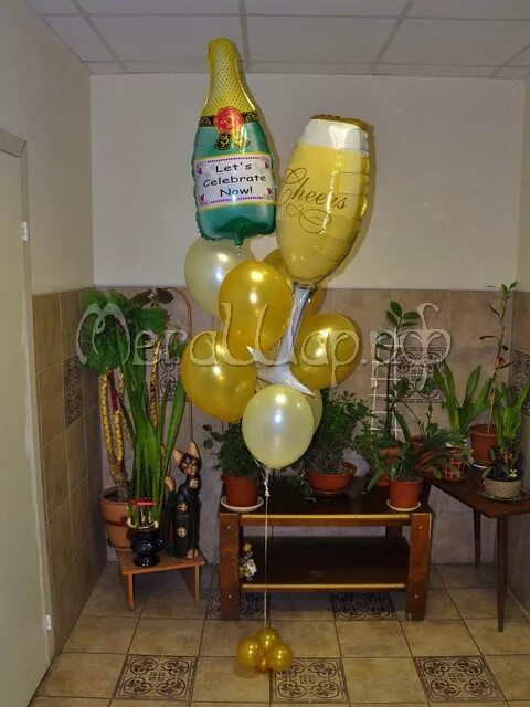 Бутылки из шаров. Шары с бутылкой шампанского. Композиция из шаров с бутылкой. Фонтан с бутылкой воздушные шары. Воздушные шары шампанское в композиции.