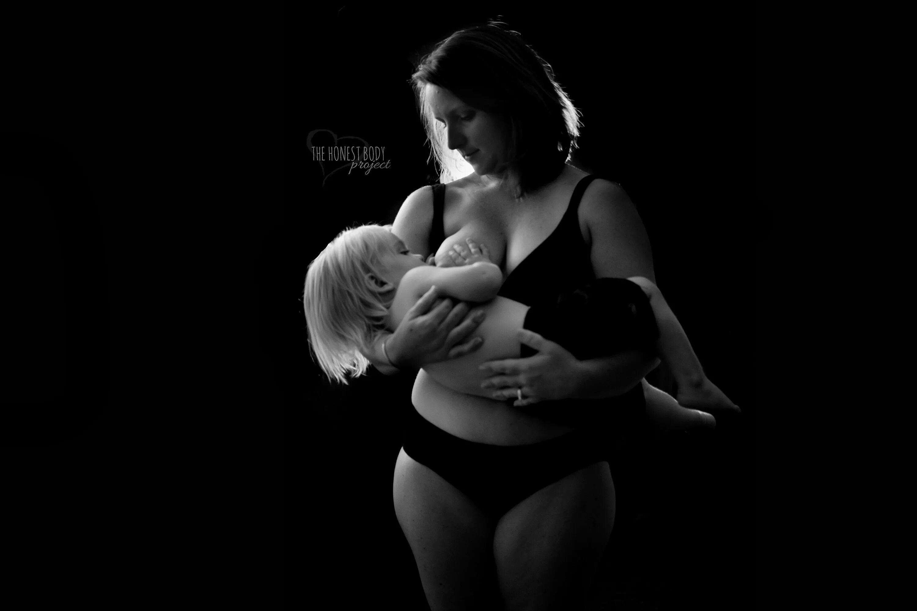 Голое тело матери. Фотограф Джейд Билл Breastfeeding. Фотосессия грудного вскармливания чб. Кормление грудью чб. Кормление грудью черно белый снимок.
