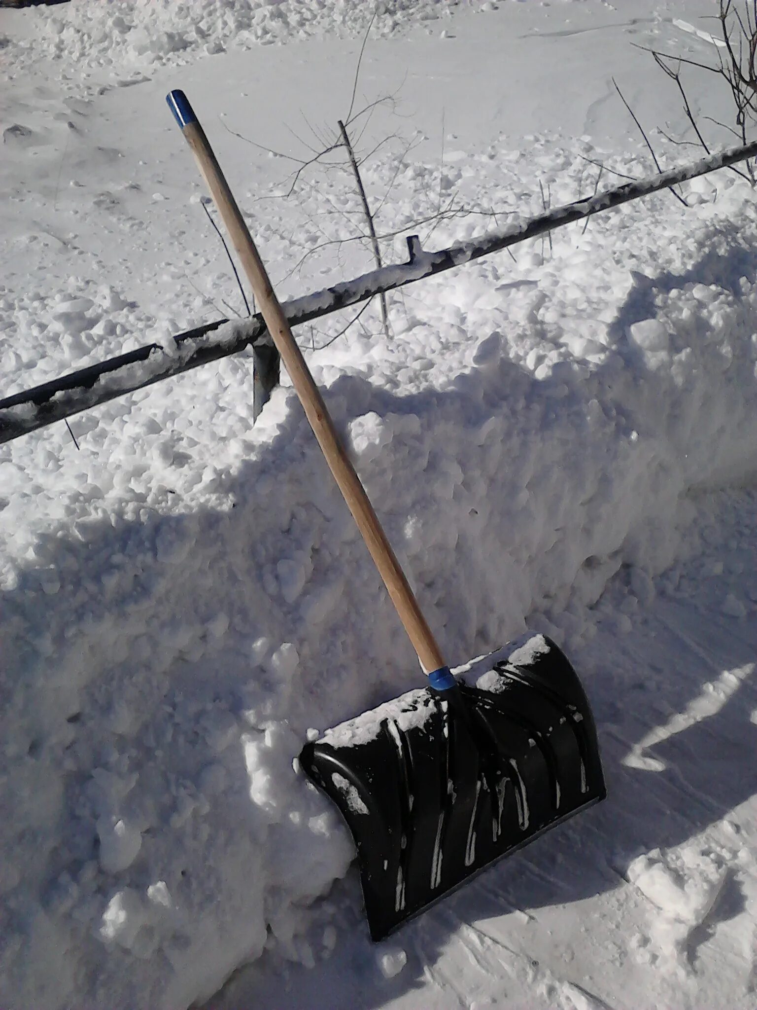 снеговая лопата с 2 ручками. лопата снеговая мет цинк fit 68126. снеговая лопата для чего нужна выемка. лопата снеговая русич 355х455х1350 сломанная. лопата для чистки снега зима.