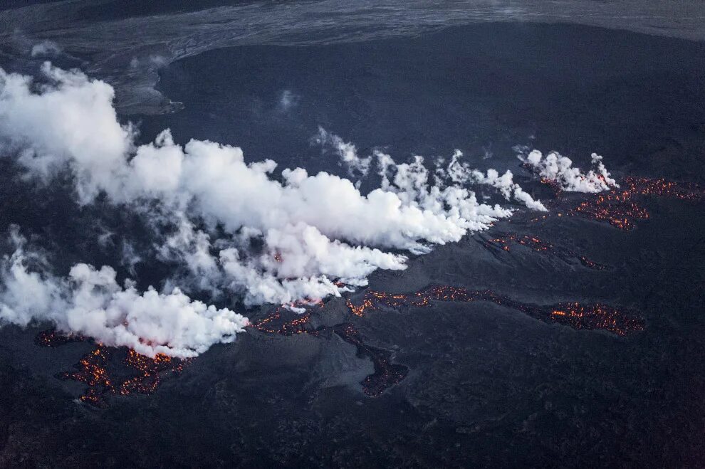 Землетрясение извержение. Вулкан Бардарбунга. Бардарбунга 2014 год Исландия. Извергающийся вулкан в Исландии. Трещинные извержения вулканов Исландия.