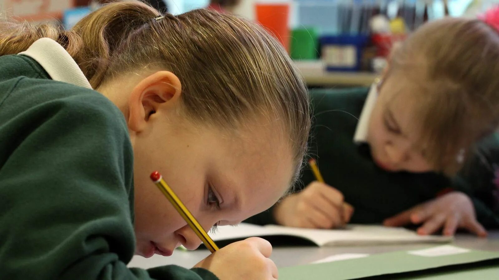 Свердловская область когда ученики 1 классов идут в школу с каникул. Современный ученик. Школьники в школе. Ученики в классе. Также детям обучающиеся по очной.