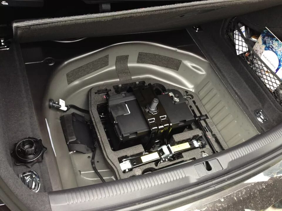 Q5 где аккумулятор. Аккумуляторный отсек audi q7. audi a5 акб. аккумулятор ауди а5 расположение. аккумулятор audi q5 fy.