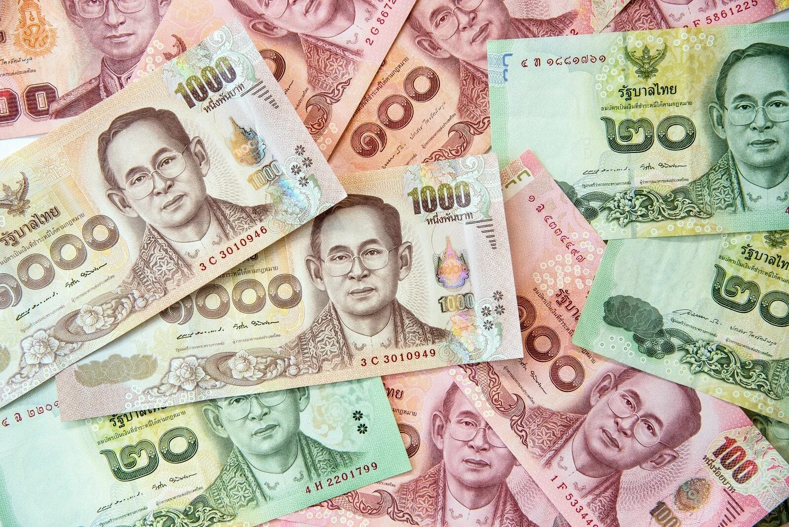 Тайланд курс к рублю. Валюта Тайланда. Тайский бат. Бат Тайланд к рублю. 10000 Тайских бат.