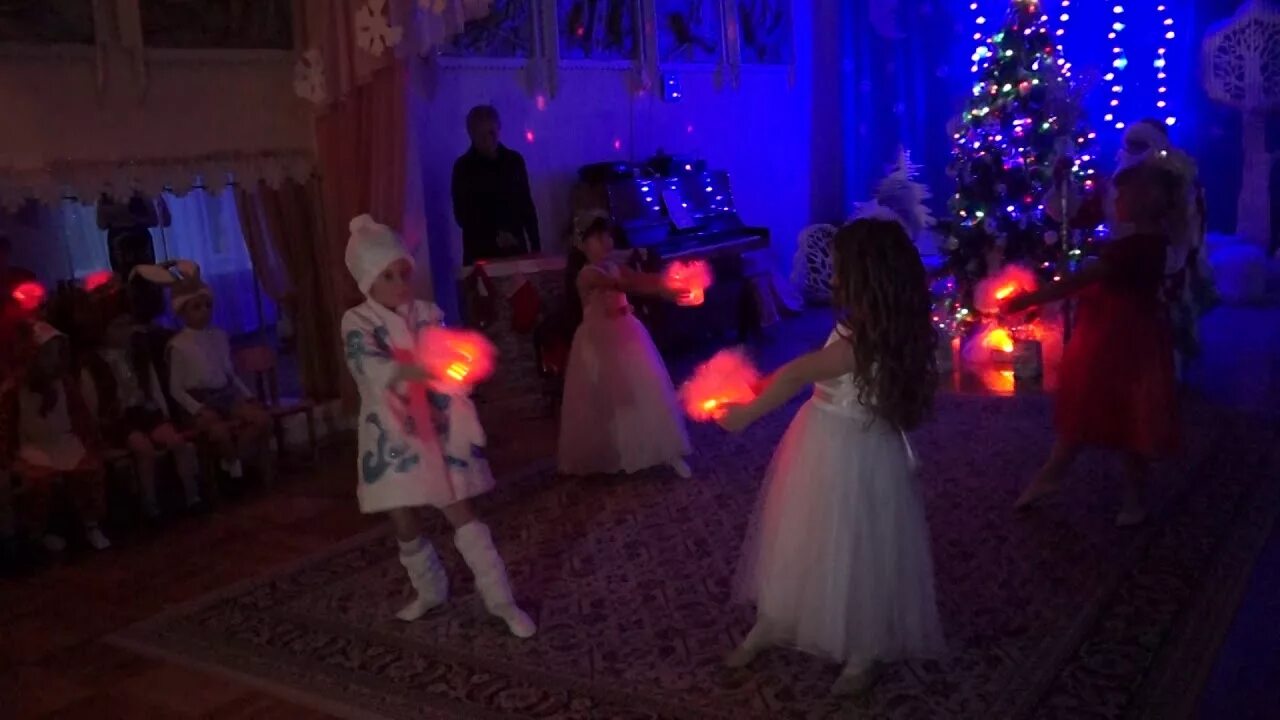 танец шарики фонарики. фонарики для танца на новый год. фонарики для танца на новый год. танец с фонариками в детском саду музыка. танец с фонариками в детском саду музыка.