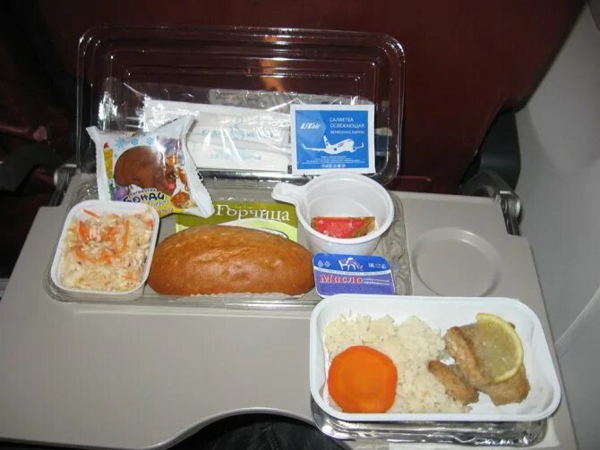 Бортовое питание utair. Бортовое питание ютэйр. Бортпитание. Бортовое питание s7 боксы. Ютэйр эконом класс еда.