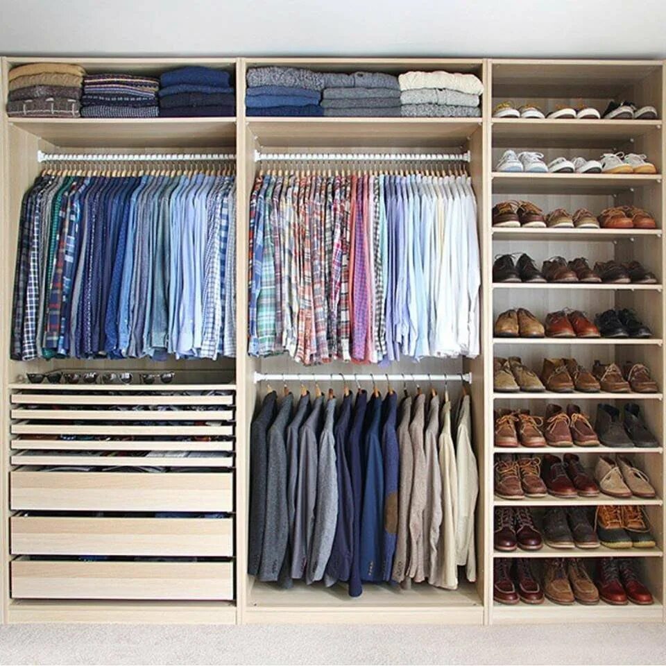 Магазин раскладка. Шкаф с вещами. Шкаф для вещей. Гардеробная с одеждой. Система хранения одежды в шкафу.