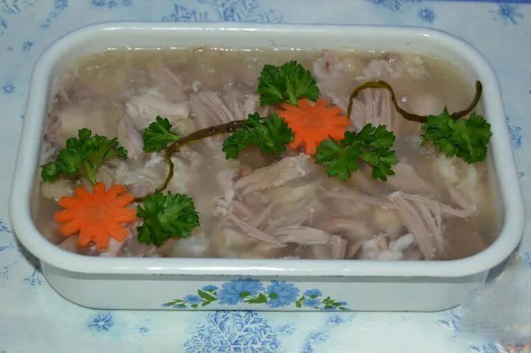 Как сварить вкусный свиной холодец. Холодец. холодец из рульки свиной и курицы. марковка украшение холоднц. холодец из свиных.