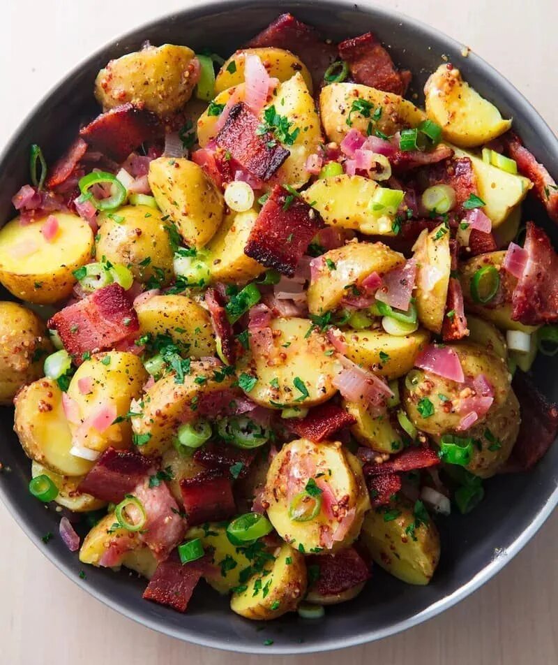 Картошка в мундире салат. Салат с картошкой и редиской. Картофельный салат с яйцом. Какой салат можно приготовить из картофеля. Американский салат с картофелем.