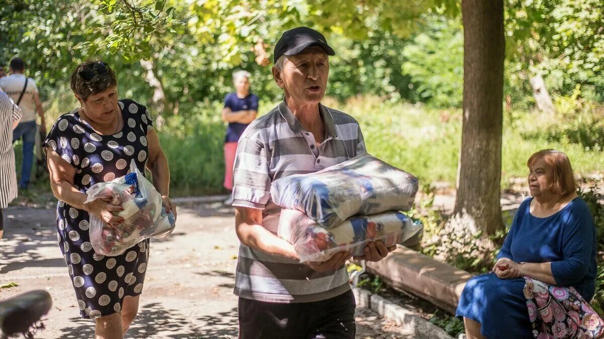 Женщина волонтёр на Донбассе фото. Женщины волонтеры на Донбасс. Что на Донбассе на сегодняшний день. Работа волонтером на донбассе