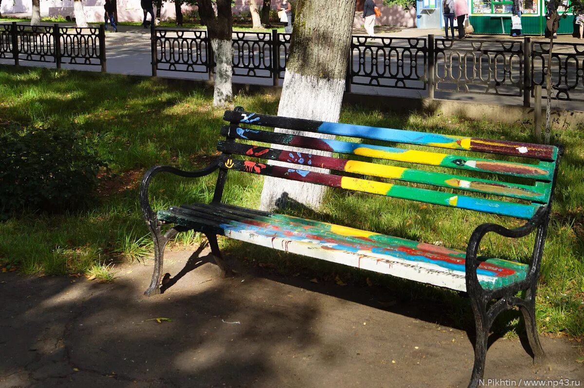 Скамейка покрашена. Скамейка цветная. Разрисованные скамейки. Покраска лавочек.