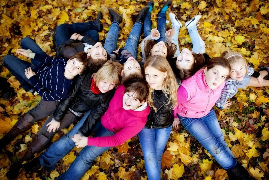 Осенняя фотосессия групповая. Школьники на прогулке. Фотосессия школьников. Подростки осень.