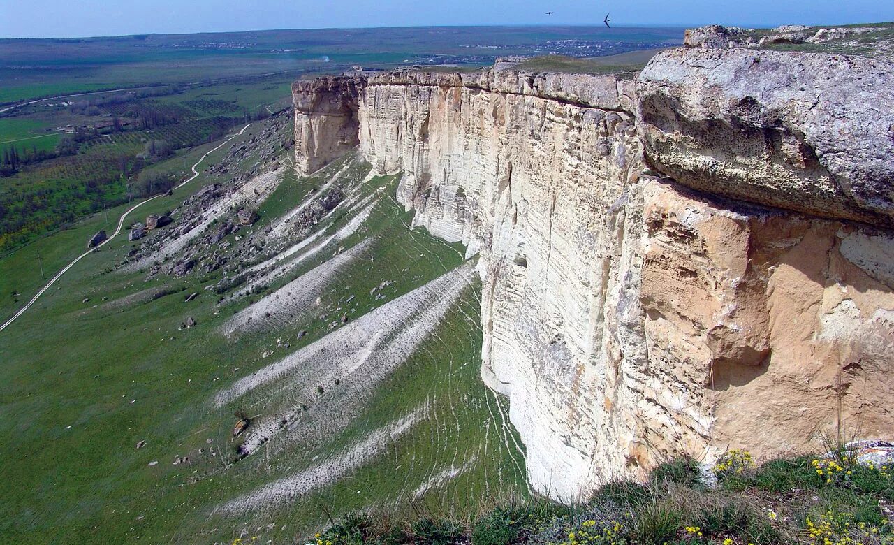 Белая скала АК-Кая. Белогорье белая скала. Белые скалы Бахчисарайский район. Инкерман гора белая скала.