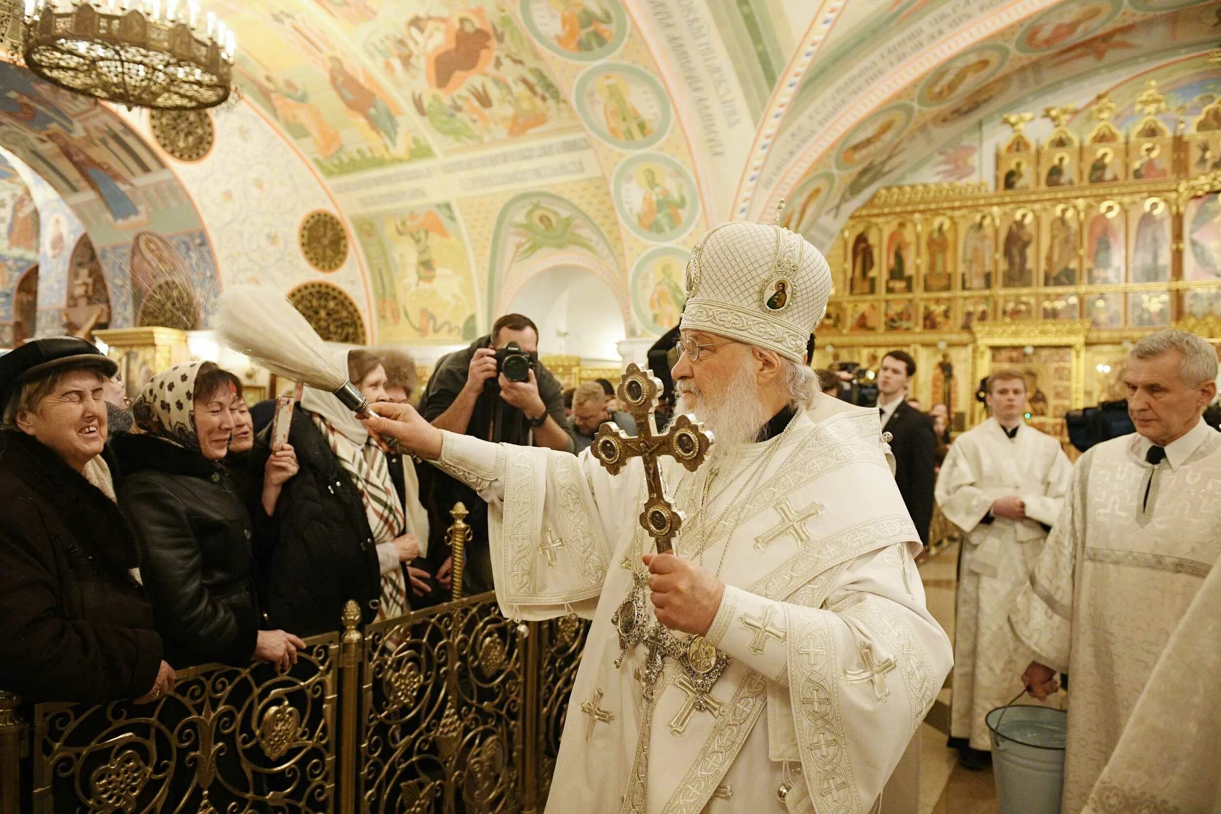 патриарх на службе в храме христа спасителя. в каком храме идет служба сегодня. поздняя служба в храме. православная церковь в америке утренняя служба в храме. в каком храме идет служба сегодня.