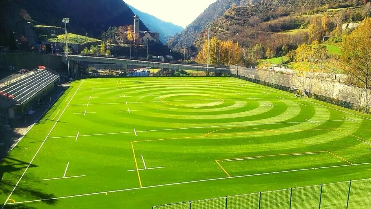 Стадион комуналь Андорра. FC Andorra стадион. Главный стадион Андорры. Футбольное поле в Андорре.