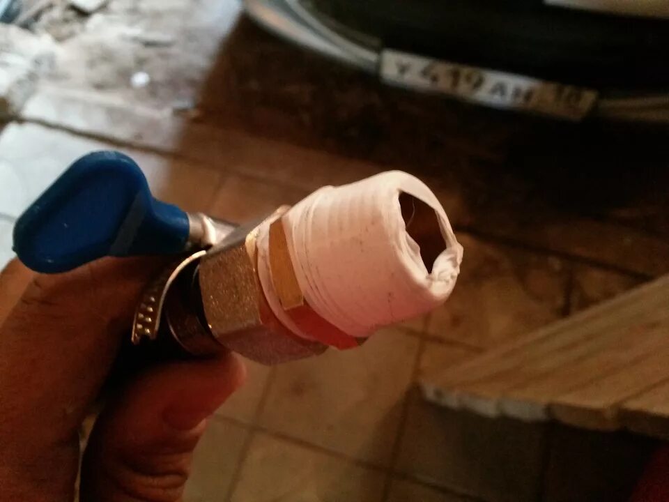 Лента фум сантехническая для воды. Можно использовать фум ленту. Фум-лента или сантехнический. Лён+лента-фум+резьбовое-соединение. Фум лента герметик лен.