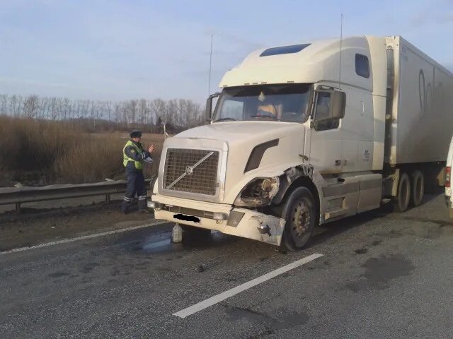 Нерчинск грузовики. Пермский край ДТП грузовик Вольво. Фура Volvo белая Разбитая. Вольво строгая фура Разбитая.