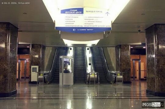 Выставочная выходы. Эскалаторы станция Выставочная. Станция метро деловой центр выход 2. Станция метро Выставочная. Метро Выставочная деловой центр.