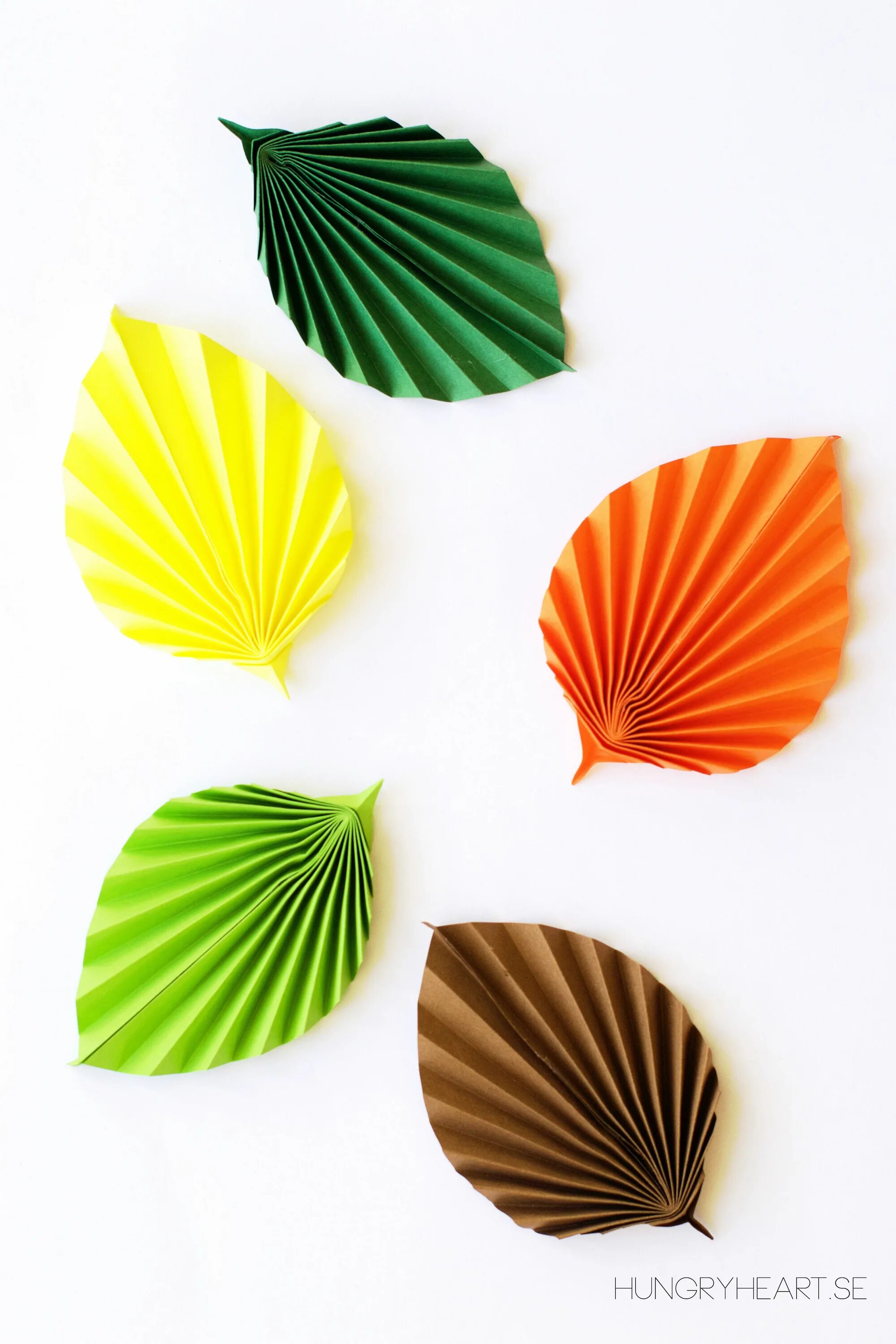 Объемные листья. Как сделать объемные листья из бумаги. Объемные листья из бумаги. Листики из цветной бумаги. Поделка из листиков на бумаге.