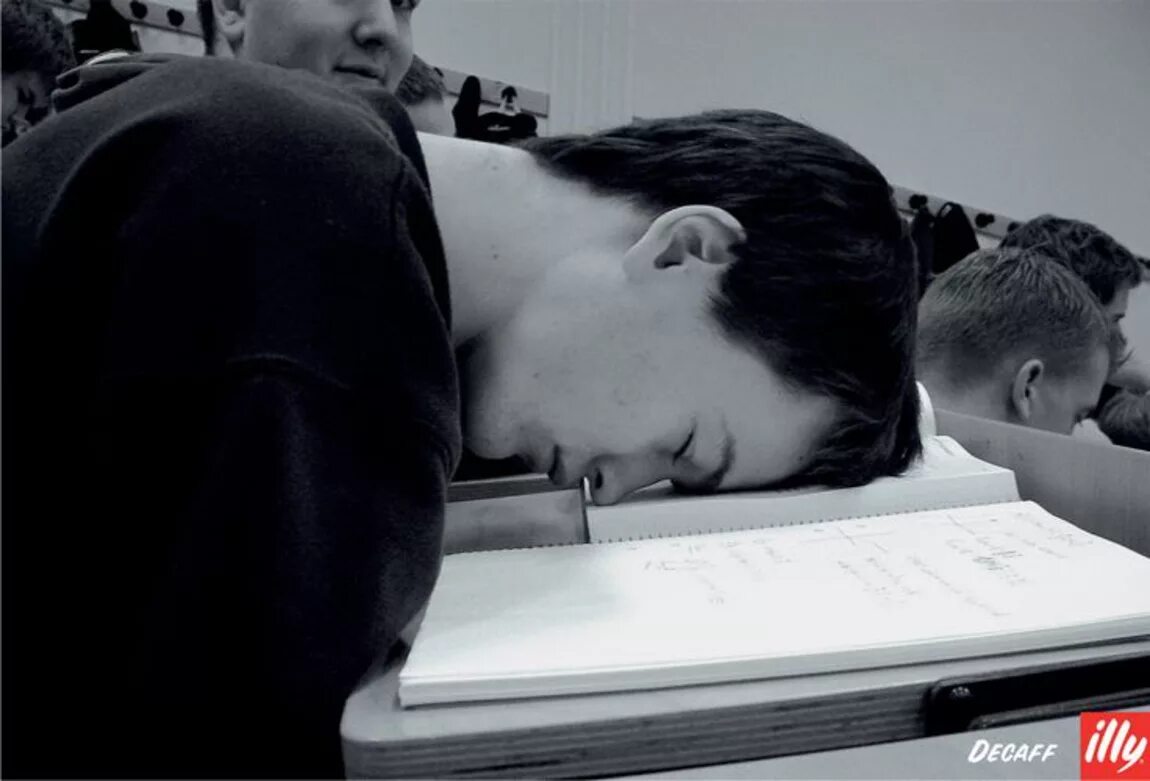 студент спит. студенты сидят в аудитории. спать на парах. студенты спят на парах. студент спит.