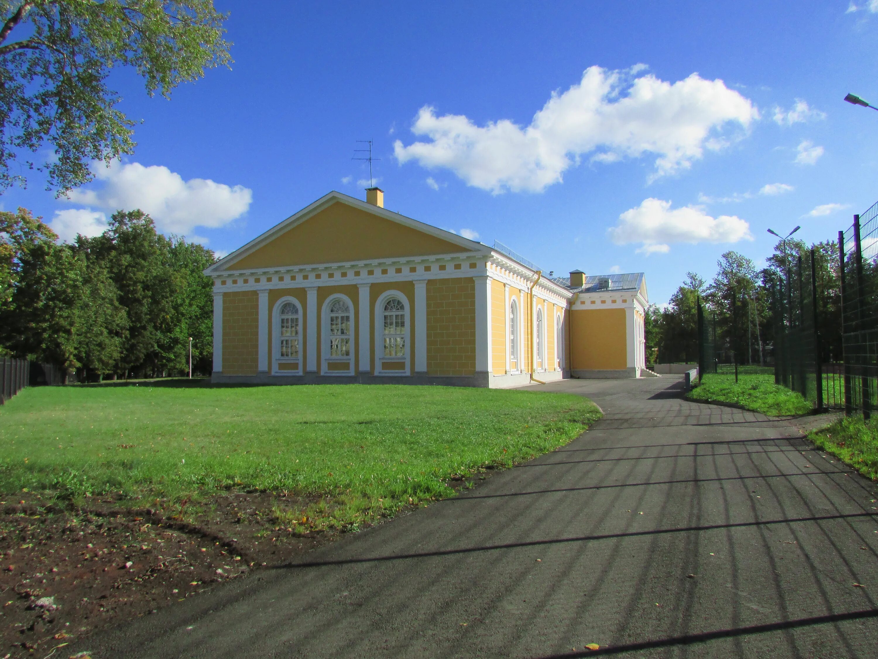 Петродворцовый р-н, Ломоносов. Манежная улица город Ломоносов. Ломоносов улица Манежная д3. Иликовский проспект Ломоносов дом.