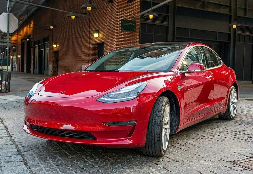 Tesla самая дешевая. Самая дешевая тесла. Самая дешевая тесла. Тесла самая дешевая модель. Тесла вишневая.
