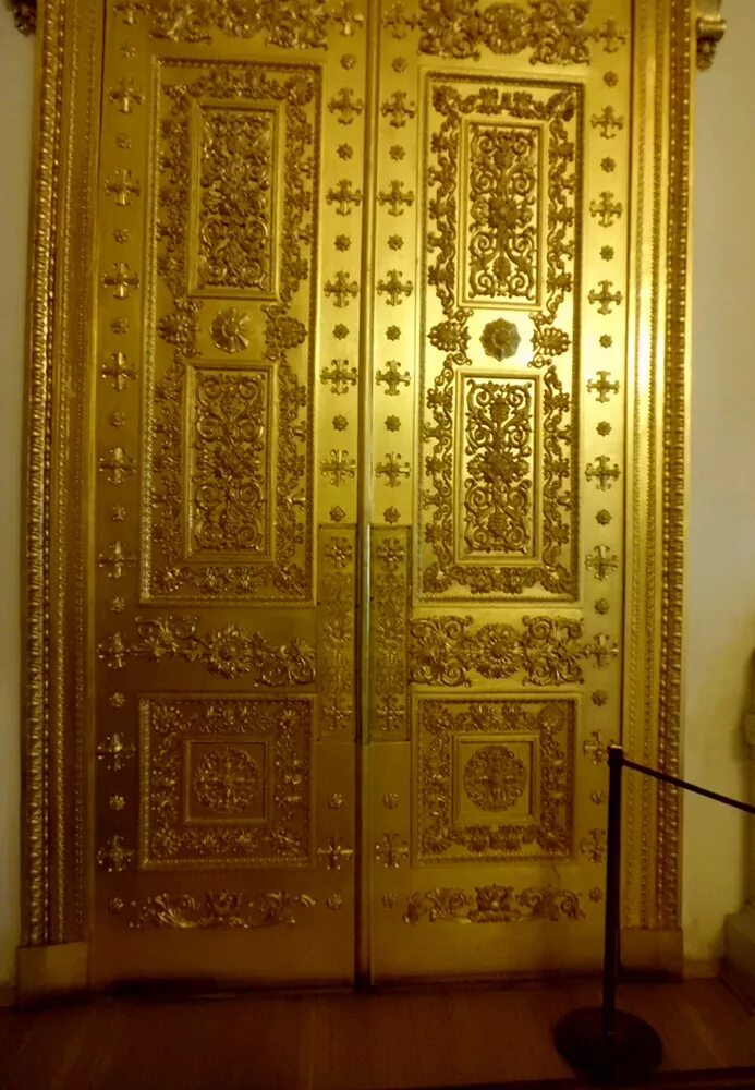 Двери эрмитажа фото на телефон. Невская анфилада зимнего дворца. Новый эрмитаж. Двери эрмитаж. Анфилада в эрмитаже.