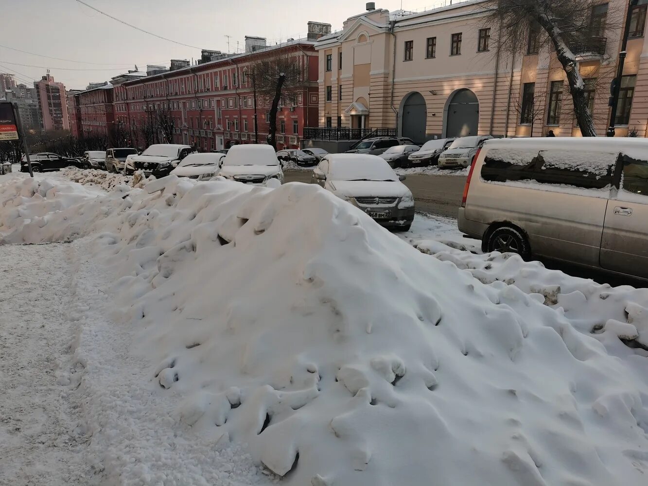 Место где стаял снег. Снежный циклон в Хабаровске. Снежная стихия. Никого снегом не наурыло. Снегодад убирают снег на Камчатке фото.