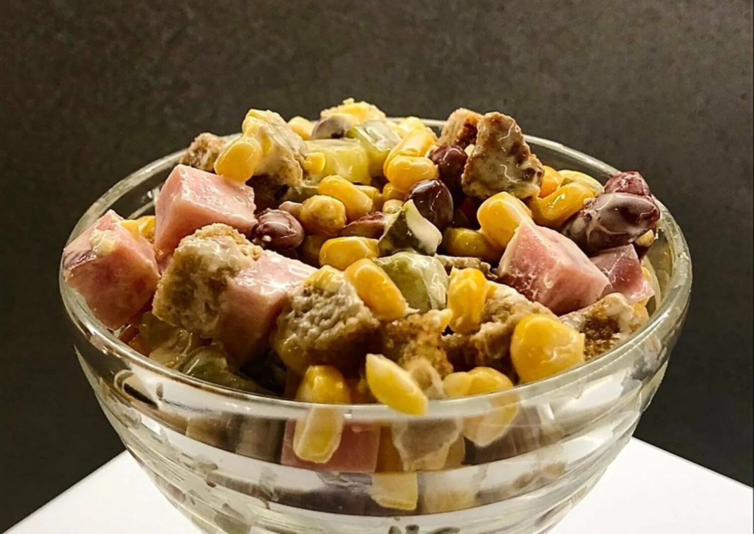 Салат с кукурузой консервированной фасолью и сухариками. Салат фасоль кукуруза с сухариками. салат с ветчиной и кукурузой и сухариками. салат кукуруза фасоль кириешки. салат из фасоли с сухариками и кукурузой.