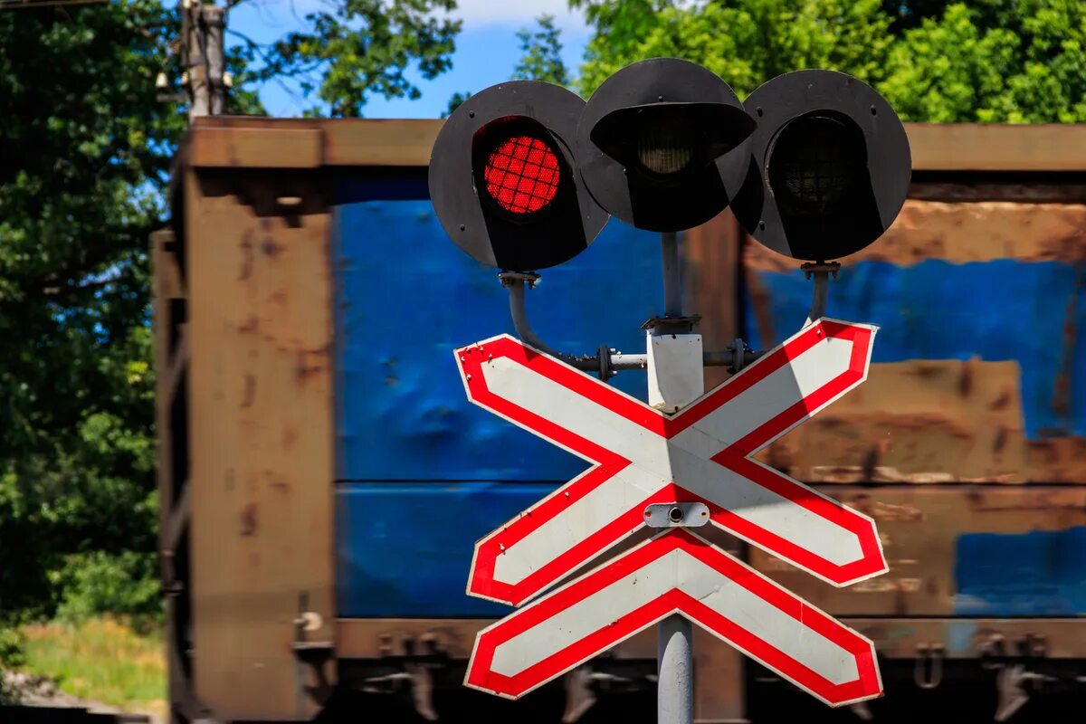 Знаки светофора жд. ЖД переезд светофор семафор. Ж/Д переезд сигнал семафора. Красный сигнал семафора. Знак Железнодорожный переезд семафор.