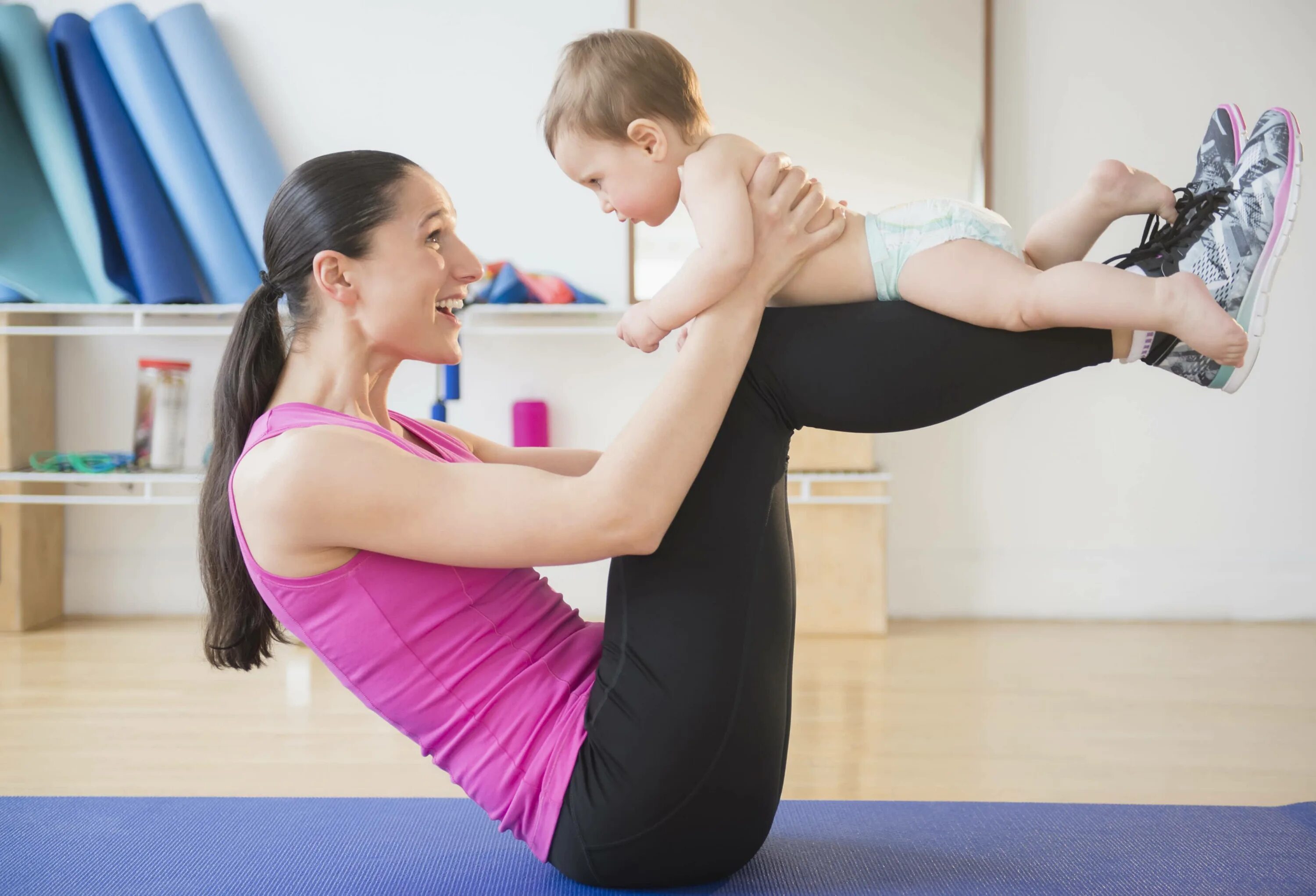 Методики обучения брайн фитнес. Спортивная мама с малышом. Gym mommy. Семья в спортзале. Gym mommy.