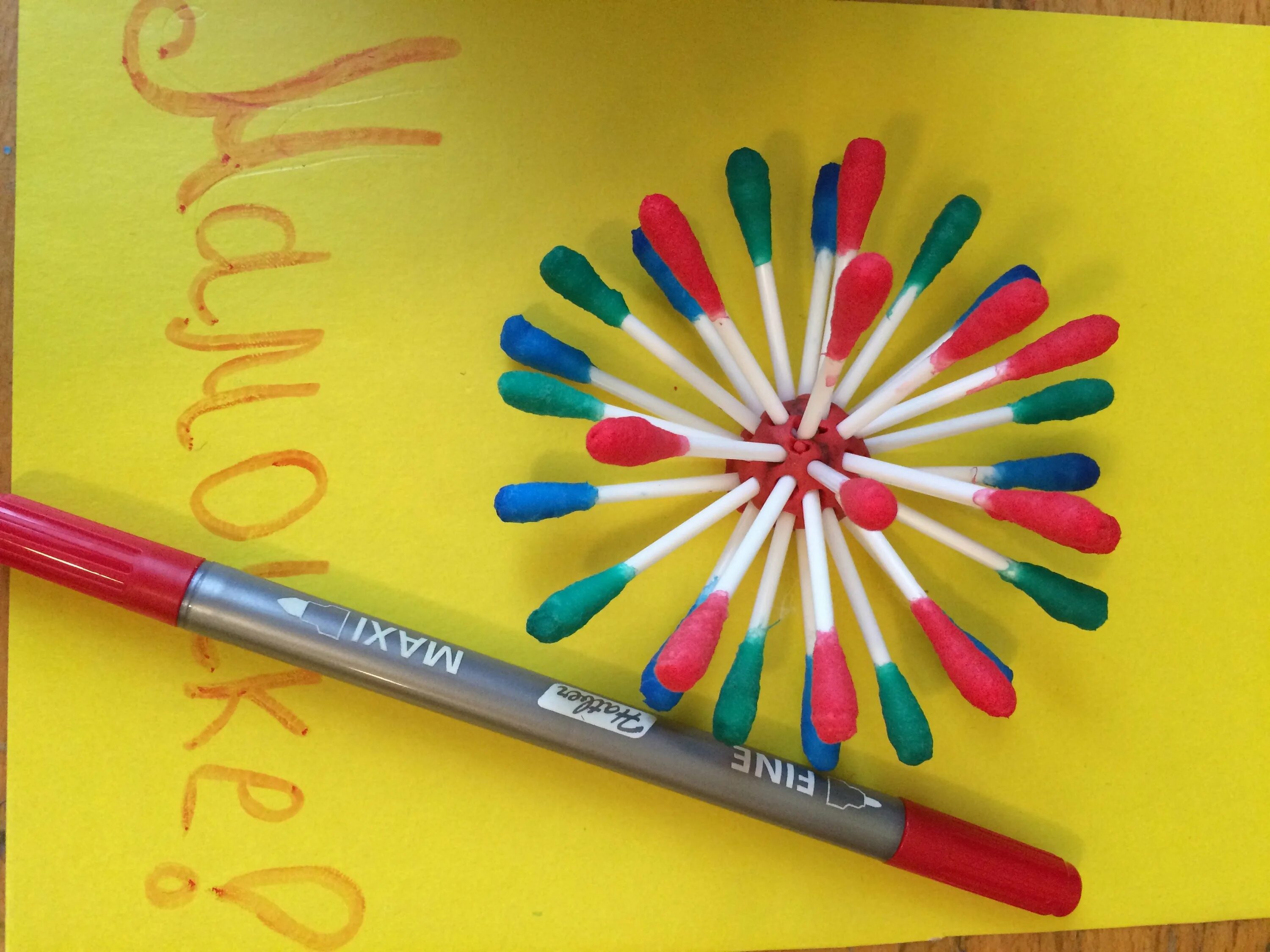 Органайзер для канцелярии из втулок. Поделки из глянцевых журналов. Как делать фломастеры из бумаги. Цветная бумага клей ножницы фломастеры. Как делать фломастеры из бумаги.